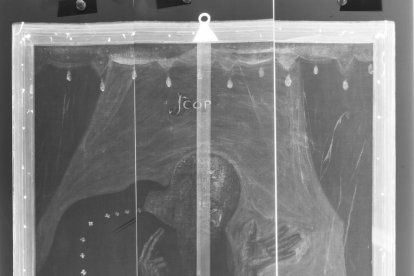 Un momento del desmontaje del marco de una de las telas.