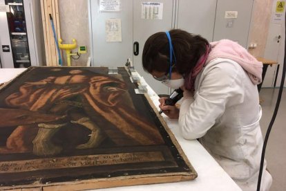 Un momento del desmontaje del marco de una de las telas.