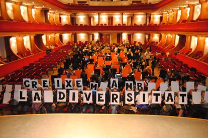Usuarios y profesionales de las entidades leridanas que ayer leyeron un manifiesto en Lleida.