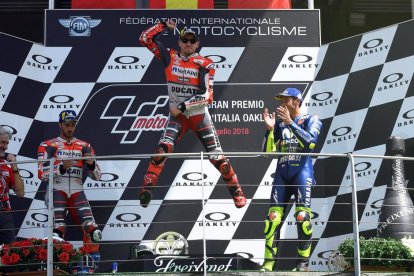 Marc Màrquez tuvo una buena salida, en la que superó al ‘poleman’ Valentino Rossi, pero perdió toda opción al caerse en la cuarta vuelta, lo que le dejó descolgado de la cabeza de carrera.