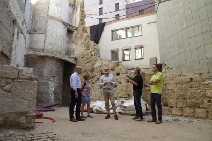 Rafel Peris y Fèlix Larrosa visitaron ayer las obras de la calle.