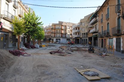 Una de las pancartas para promocionar el comercio que se ha instalado en la calle Ferran Puig.