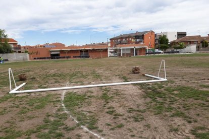 Col·loquen gespa artificial al camp de la CE Pla d’Urgell a Golmés
