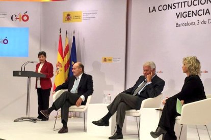 Felip VI, el rei emèrit Joan Carles I i Alfonso Guerra, ahir.