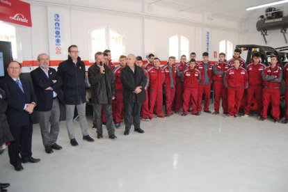 De pie, Ordeig, Iceta y Silveri Caro, del PSC de Tàrrega, en la sala de control de ASG en la ciudad.