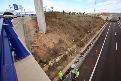 El cotxe, que es va precipitar al buit sobre l’autovia A-7, abans de ser carregat sobre la grua.