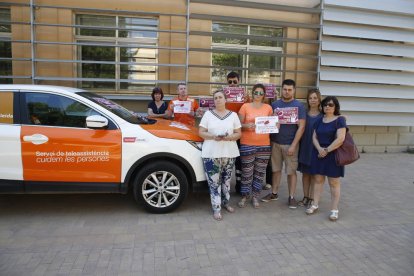 Los trabajadores del servicio de teleasistencia y representantes sindicales, ayer en Gardeny.
