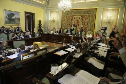 Larrosa preside su primer pleno ordinario - Fèlix Larrosa presidió ayer su primer pleno ordinario como alcalde de Lleida, al que no asistieron por motivos personales la primera teniente de alcalde, Montse Mínguez, ni el nuevo concejal Joan Que ...