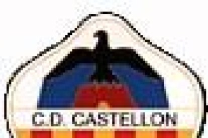 Juanto Ortuño controla la pilota pressionat per diversos futbolistes del Castelló, ahir durant el partit a Castalia.