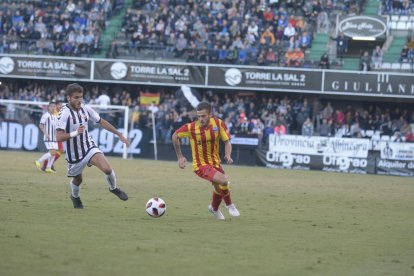 Juanto Ortuño controla la pilota pressionat per diversos futbolistes del Castelló, ahir durant el partit a Castalia.