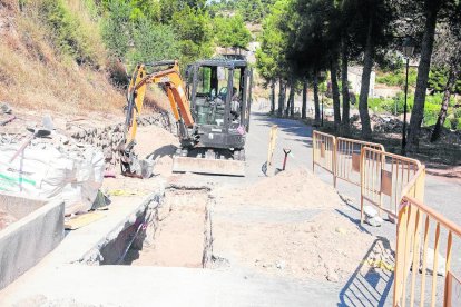 Una màquina treballa per reparar l’avaria a Vallbona.