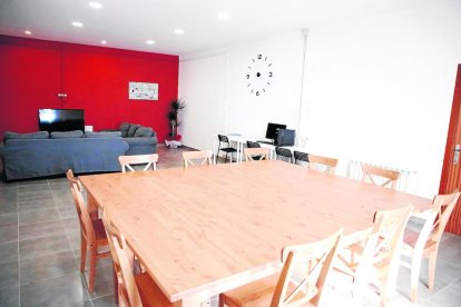 Instal·lacions - Els centres i pisos tutelats han de tenir les instal·lacions adequades per garantir el benestar dels menors que acullen. Els habitatges han de comptar amb una cuina, un saló i habitacions individuals o de dos places. En el cas d ...