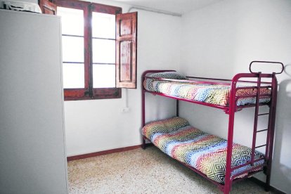 Instal·lacions - Els centres i pisos tutelats han de tenir les instal·lacions adequades per garantir el benestar dels menors que acullen. Els habitatges han de comptar amb una cuina, un saló i habitacions individuals o de dos places. En el cas d ...
