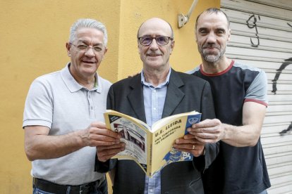 La plantilla del Lleida va celebrar l’ascens al vestidor.