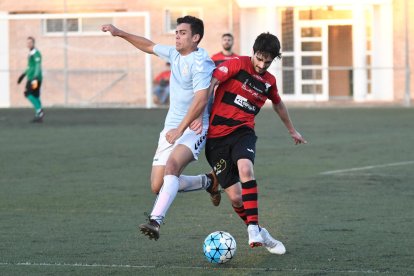 Una acció del partit d’ahir entre l’EFAC Almacelles i el Manresa.