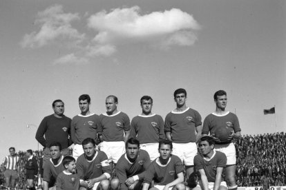Laszlo Kaszas, de 80 anys, viu a Barcelona i segueix pendent de la trajectòria del Lleida.