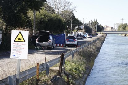 Agentes de la unidad de investigación de Mossos trabajando ayer en el lugar donde el extrabajador se quitó la vida en la partida Fontanet.