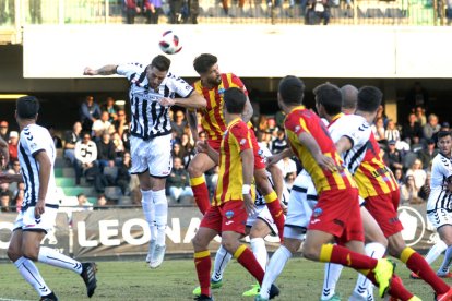 Marc Trilles salta amb un contrari en la disputa de la pilota.