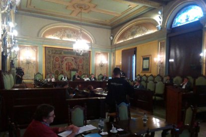 El ple es va quedar al final solament amb els edils del PSC, Cs, PP i la regidora no adscrita.