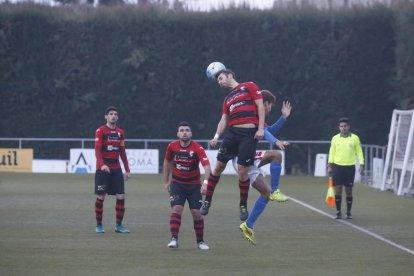 Un jugador de l’EFAC es disposa a xutar perseguit per un del Tortosa ahir durant el partit.