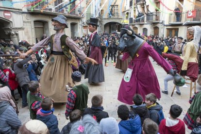 La rua tiene su inicio en la plaza del Pati y resigue toda la zona histórica de Torà.