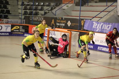 Victòria Porta i Silvia Cadrecha, dorsals 14 i 11 respectivament, ahir en una acció del partit davant del Reus.