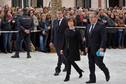 Los padres de Gabriel acompañan el féretro a la entrada de la Catedral de Almería.