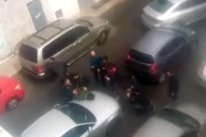 Els pares de Gabriel, abraçant-se davant d’una fotografia del menor en un acte divendres passat i, a la dreta, la detinguda, Ana Julia Quezada.