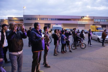 L’espectacularitat del foc va obligar a mobilitzar un important dispositiu de bombers i policies.