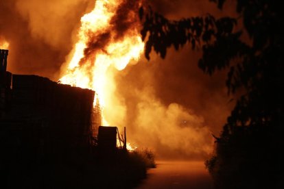 L’espectacularitat del foc va obligar a mobilitzar un important dispositiu de bombers i policies.