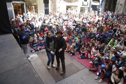 La compañía leridana El Sidral sorprendió por el centro de Lleida con su caracol gigante ‘Heliko’.