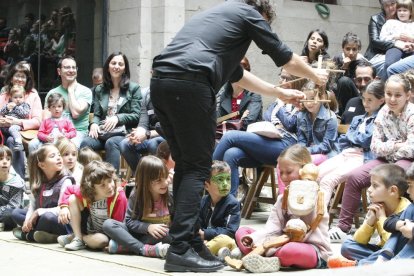 La compañía leridana El Sidral sorprendió por el centro de Lleida con su caracol gigante ‘Heliko’.