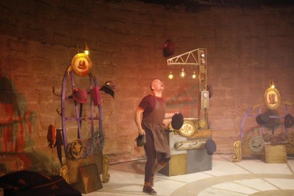 La compañía leridana El Sidral sorprendió por el centro de Lleida con su caracol gigante ‘Heliko’.