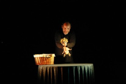 La compañía leridana El Sidral sorprendió por el centro de Lleida con su caracol gigante ‘Heliko’.