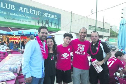 Jugadores del Honolulu Bulls y del cadete C del At. Segre posaron juntos en la despedida de Noah.