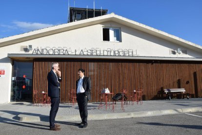 Calvet visitó la galardonada rehabilitación de la iglesia vieja de Vilanova de la Barca.