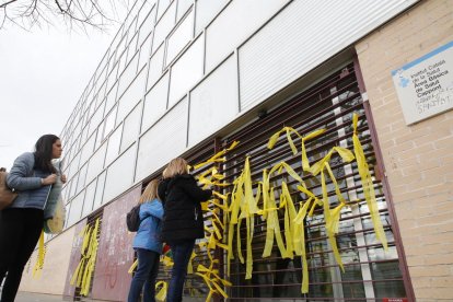 Un gran llaç a la plaça Cervantes, on es va llegir un manifest.