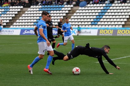 Marc Nierga celebra el gol assenyalant amb els dits al cel, ja que l’hi va dedicar al seu amic Kevin, que va morir en accident a finals d’any.