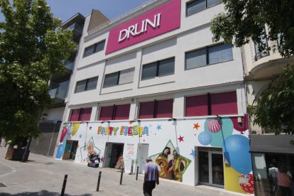 El cartel cuestionado en la avenida Blondel.