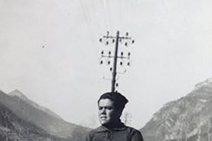 El alcalde de Sanaüja, Josep Condal, recibiendo la baldosa el día de Sant Antoni.