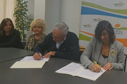 L’alcalde de Lleida, Fèlix Larrosa, amb la directora d’Igualtat, Mireia Mata, ahir després de la firma.