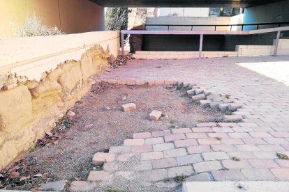 Los adoquines del acceso a la zona donde se conservan restos romanos han sido arrancados y tirados junto a los vestigios.