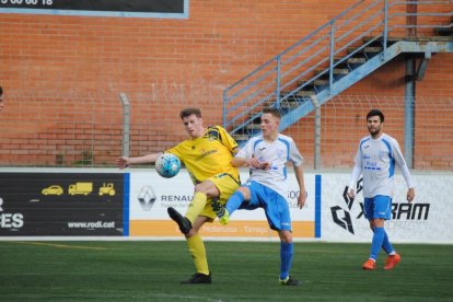 Un defensor del Mollerussa trata de impedir el avance de un rival durante un lance del partido