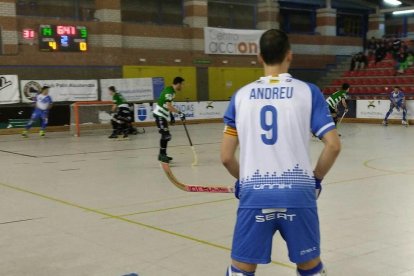 Joan Cañellas observa a los jugadores del Alcobendas celebrar uno de sus goles.
