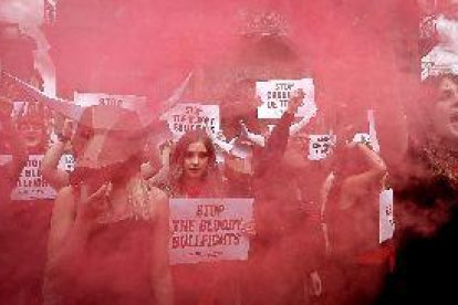 Aquesta és la protesta d'activistes antitaurins a les festes de San Fermín