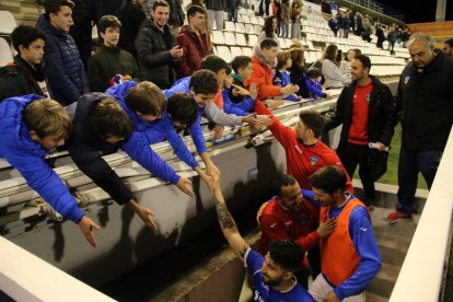 Musa, que va acabar sent substituït al descans per Marc Nierga, intenta escapar-se d’un jugador de l’Alcoià.