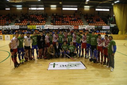 Darío Giménez intenta sin fortuna batir al meta del Vic Ernest Burgaya.