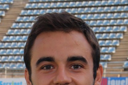 Javi López pugna con un jugador del Badalona, en una acción del partido disputado ayer en el Camp d’Esports ante muy poco público.