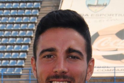 Javi López pugna con un jugador del Badalona, en una acción del partido disputado ayer en el Camp d’Esports ante muy poco público.