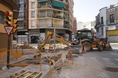 Los árboles talados ayer en la plaza de la calle del Riu.